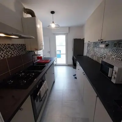 Cuisine ou kitchenette dans l'établissement Maison de ville proche de tout, 5min du centre ville & 20min de la plage