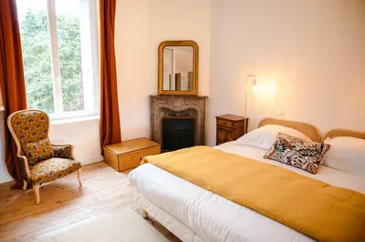 Un ou plusieurs lits dans un hébergement de l'établissement Magnifique maison pour 8 avec jardin
