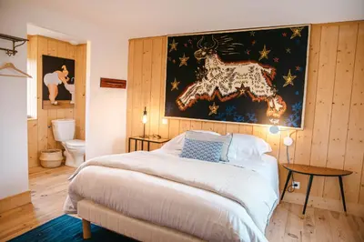 Un ou plusieurs lits dans un hébergement de l'établissement Magnifique maison pour 8 avec jardin