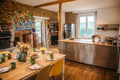 Cuisine ou kitchenette dans l'établissement Magnifique maison pour 8 avec jardin