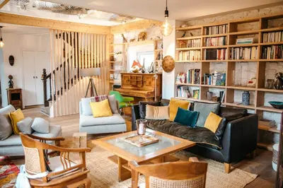Coin salon dans l'établissement Magnifique maison pour 8 avec jardin