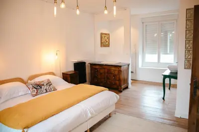 Un ou plusieurs lits dans un hébergement de l'établissement Magnifique maison pour 8 avec jardin