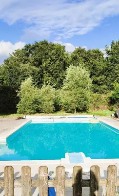 Piscine de l'établissement Camping Vieilles Charrues Petit-déjeuner navette et priscine inclus dans le prix proche Carhaix ou située à proximité