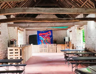 Restaurant ou autre lieu de restauration dans l'établissement Camping Vieilles Charrues Petit-déjeuner navette et priscine inclus dans le prix proche Carhaix