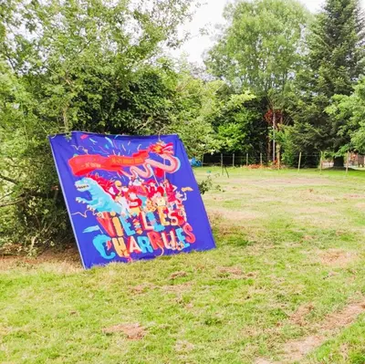 Jardin de l'établissement Camping Vieilles Charrues Petit-déjeuner navette et priscine inclus dans le prix proche Carhaix