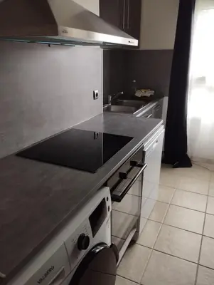 Cuisine ou kitchenette dans l'établissement Appartement Morlaix pres de la gare avec 2 chambres et Internet