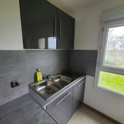 Cuisine ou kitchenette dans l'établissement Appartement Morlaix pres de la gare avec 2 chambres et Internet