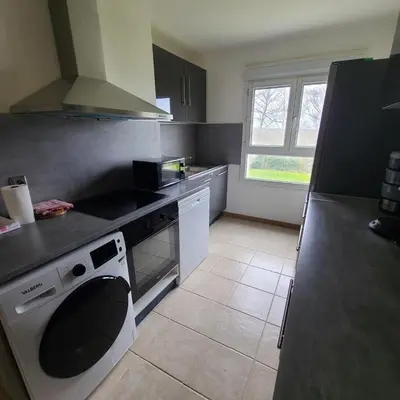 Cuisine ou kitchenette dans l'établissement Appartement Morlaix pres de la gare avec 2 chambres et Internet
