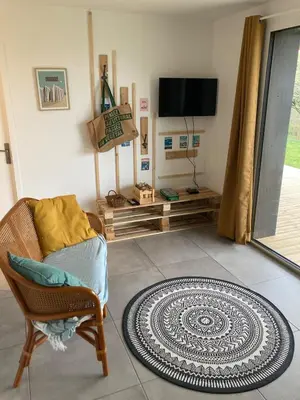 Télévision ou salle de divertissement dans l'établissement Eco-friendly house
