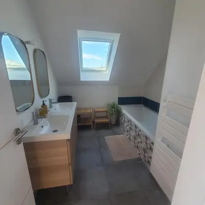 Salle de bains dans l'établissement Comme à la maison ! 4 chambres, vue mer