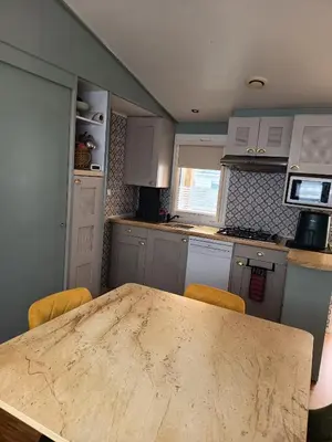 Cuisine ou kitchenette dans l'établissement Mobile home