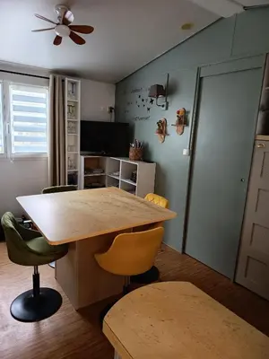 Télévision ou salle de divertissement dans l'établissement Mobile home