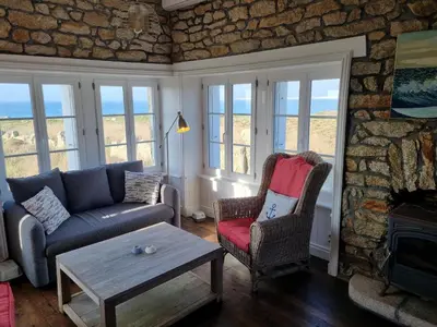 Coin salon dans l'établissement Refuge Kreiz An Avel - Plage de Pors Carn - Pointe de la Torche - Vue mer - Sea View - Meerblick - 4 Pers