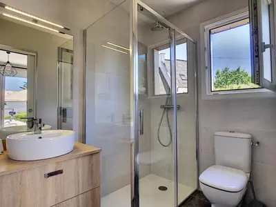 Salle de bains dans l'établissement Maison Ranvédan à 250m de la plage - Crozon