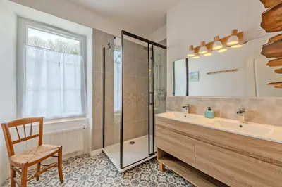 Salle de bains dans l'établissement Le 52 - Proche du GR34