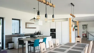 Cuisine ou kitchenette dans l'établissement Villa Ty Koad 4 étoiles Piscine Intérieure 28C Plage et GR34 à 50m
