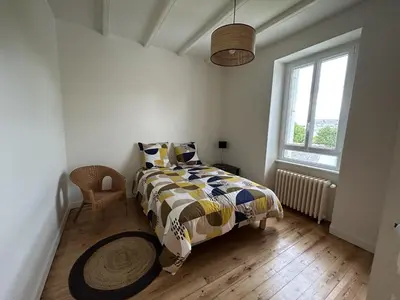 Un ou plusieurs lits dans un hébergement de l'établissement Maison de Charme avec Jardin, à 5 min de la mer
