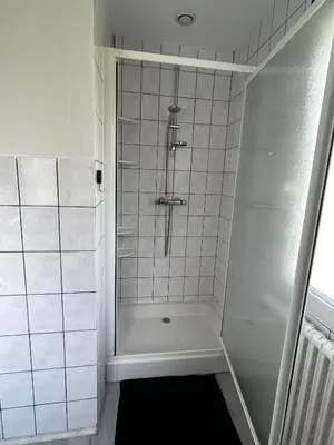 Salle de bains dans l'établissement Maison de Charme avec Jardin, à 5 min de la mer