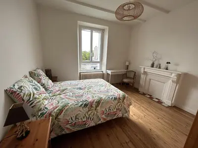 Un ou plusieurs lits dans un hébergement de l'établissement Maison de Charme avec Jardin, à 5 min de la mer