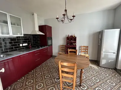 Cuisine ou kitchenette dans l'établissement Maison de Charme avec Jardin, à 5 min de la mer
