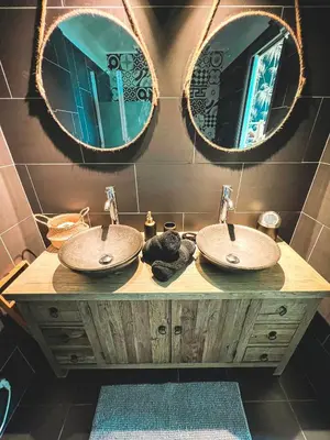 Salle de bains dans l'établissement Triplex Port de Bénodet
