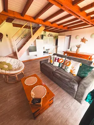 Coin salon dans l'établissement Chalet baie de La Forêt-Fouesnant