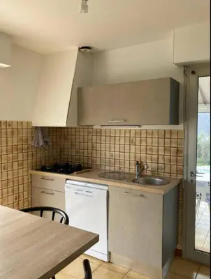 Cuisine ou kitchenette dans l'établissement Kervig maison à 2 pas des plages