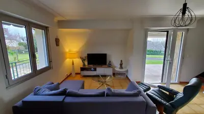 Télévision ou salle de divertissement dans l'établissement Kervig maison à 2 pas des plages