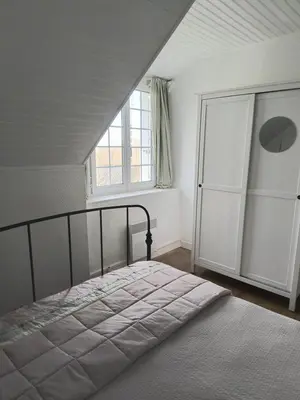 Un ou plusieurs lits dans un hébergement de l'établissement Three Bedroom Breton Cottage