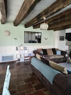 Coin salon dans l'établissement Three Bedroom Breton Cottage