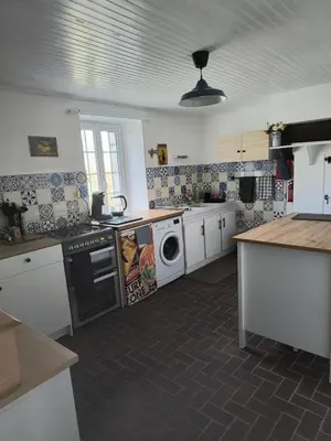 Cuisine ou kitchenette dans l'établissement Three Bedroom Breton Cottage