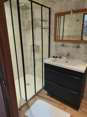 Salle de bains dans l'établissement Location de La Ferme De Kerraoul