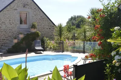 Piscine de l'établissement Location de La Ferme De Kerraoul ou située à proximité