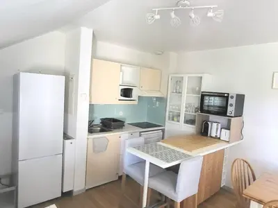 Cuisine ou kitchenette dans l'établissement Appartement dans une résidence avec piscines