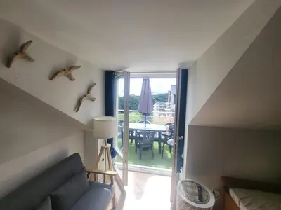 Coin salon dans l'établissement Appartement dans une résidence avec piscines