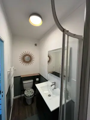 Salle de bains dans l'établissement Au relais de la gare