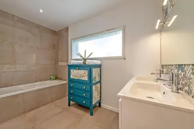 Salle de bains dans l'établissement Villa vue mer, plage à 30 metres