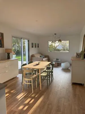 Coin salon dans l'établissement Jolie maison proche des plages