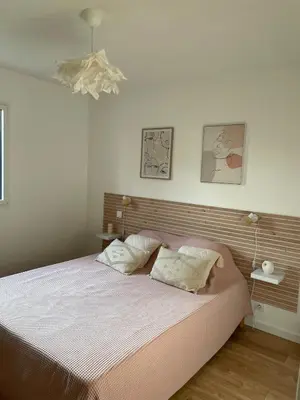 Un ou plusieurs lits dans un hébergement de l'établissement Jolie maison proche des plages