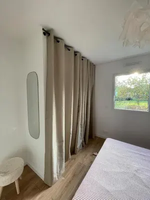 Un ou plusieurs lits dans un hébergement de l'établissement Jolie maison proche des plages