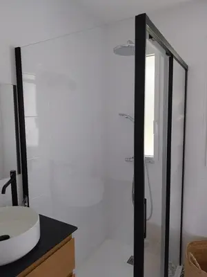 Salle de bains dans l'établissement Jolie maison proche des plages