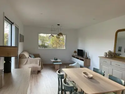 Coin salon dans l'établissement Jolie maison proche des plages