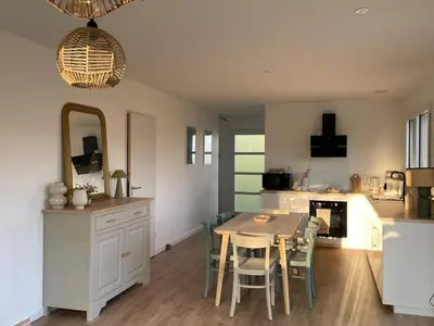 Cuisine ou kitchenette dans l'établissement Jolie maison proche des plages
