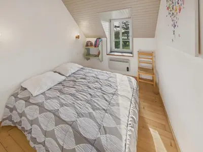 Un ou plusieurs lits dans un hébergement de l'établissement Agréable maison avec grand jardin pour 4