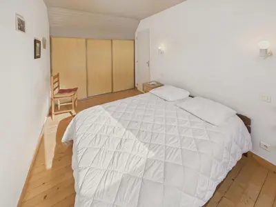 Un ou plusieurs lits dans un hébergement de l'établissement Agréable maison avec grand jardin pour 4