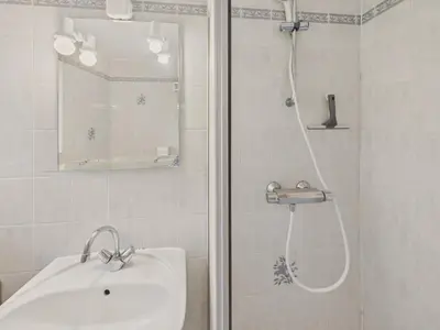 Salle de bains dans l'établissement Agréable maison avec grand jardin pour 4