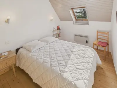 Un ou plusieurs lits dans un hébergement de l'établissement Agréable maison avec grand jardin pour 4