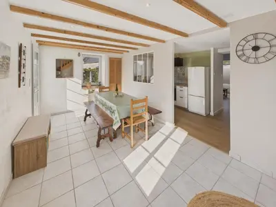 Cuisine ou kitchenette dans l'établissement Agréable maison avec grand jardin pour 4