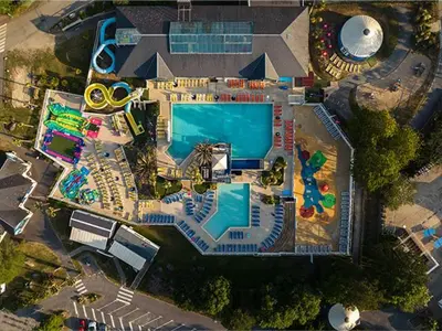 Piscine de l'établissement mobil home Eleganzia domaine de kerlann ou située à proximité