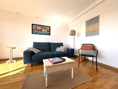 Coin salon dans l'établissement Appartement lumineux à Bénodet, plage et commerces à pied - FR-1-481-176